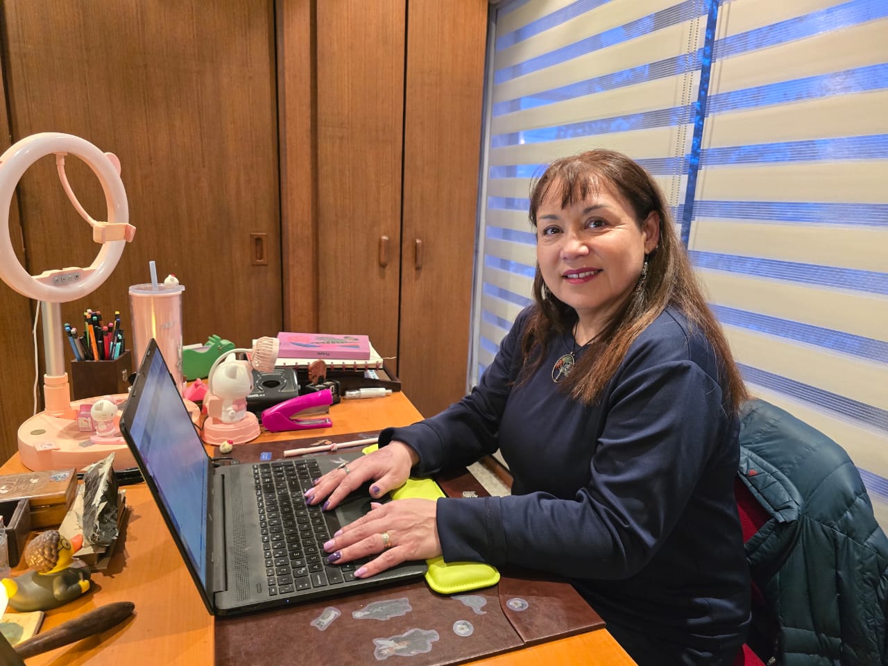 Mónica Aguilar Matus trabajando en su oficina