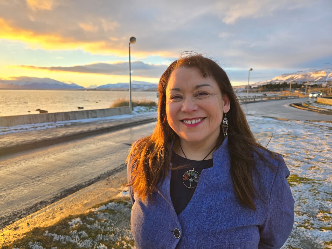 Retrato de Mónica Aguilar Matus junto al Estrecho de Magallanes